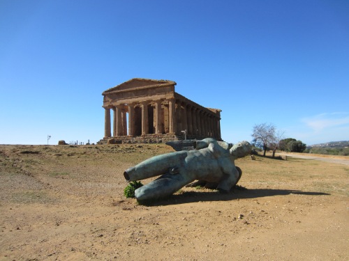 Agrigento, Temple of Concordia, with modern statue